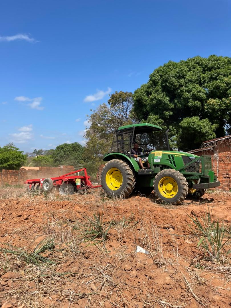 Prefeitura Municipal fortalece agricultura familiar com serviços de gradagem do solo